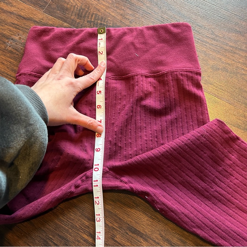 [Fabletics] Ribbed Wine Colored Leggings - Picture 3 of 7